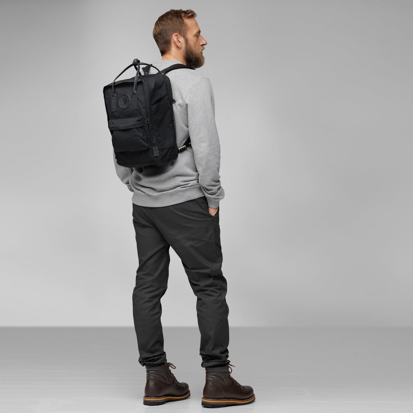 KÅNKEN NO. 2 BLACK LAPTOP 15 - US 7024